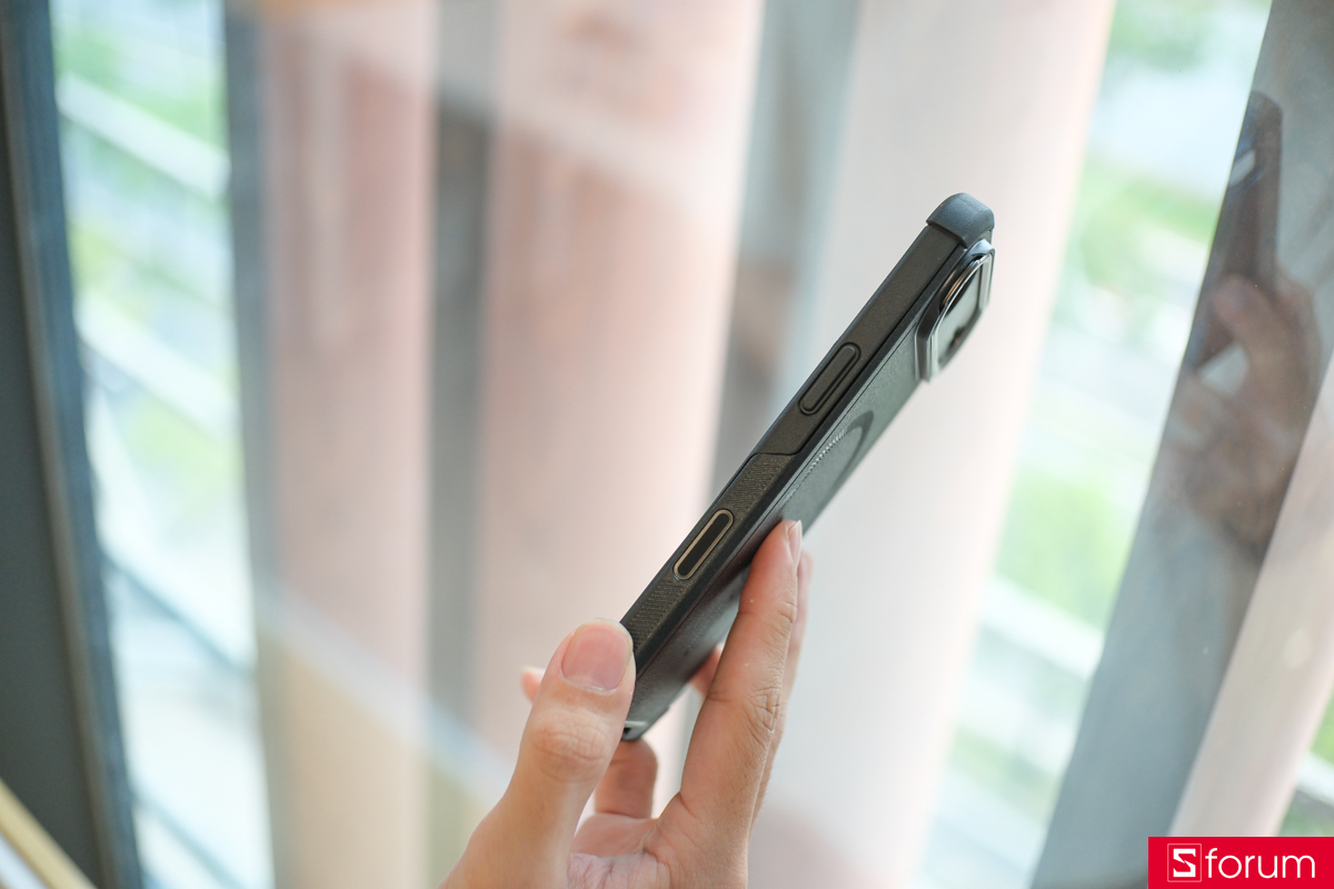 Trên tay ốp lưng ESR iPhone 17 series và iPhone Air dòng Cyber khu vực chứa nút camera control