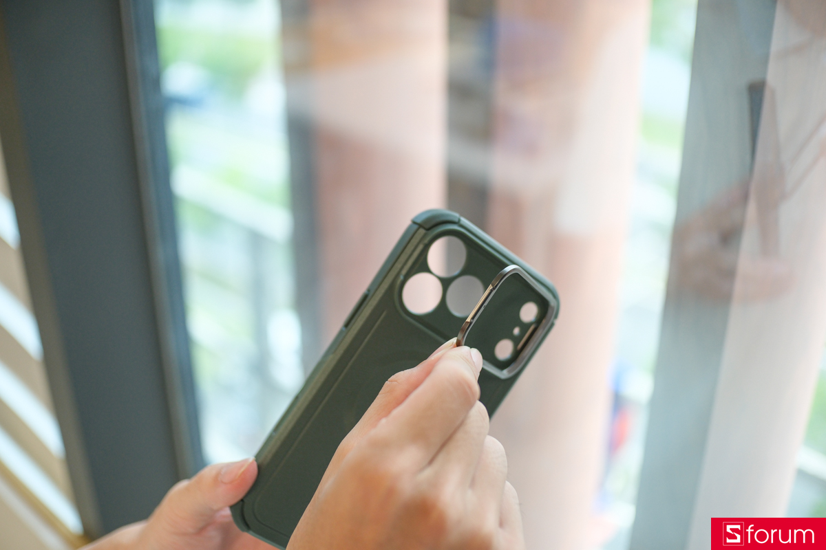 Trên tay ốp lưng ESR iPhone 17 series và iPhone Air dòng Cyber với phần Stash Stand