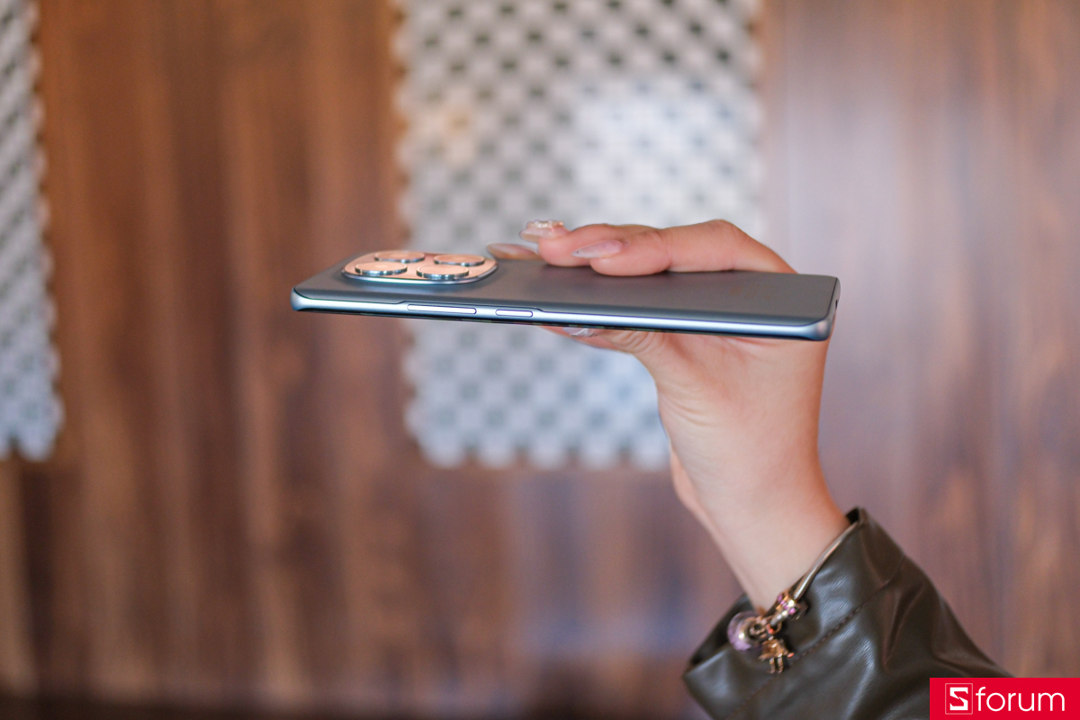 Trên tay Redmi Note 15 5G khu vực phím nguồn