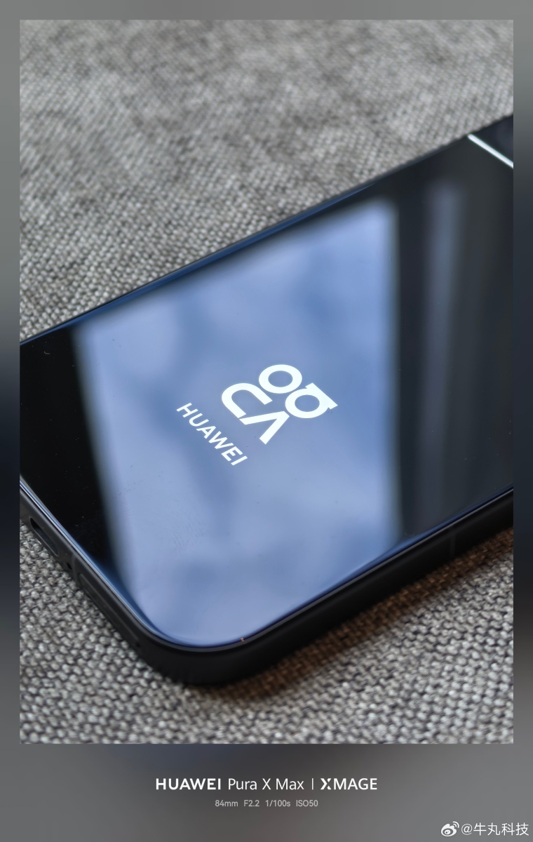 Cận cảnh Nova 16 Ultra với logo Nova ở mặt lưng