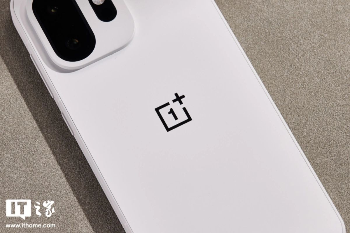 Cận cảnh OnePlus 15T về độ hoàn thiện
