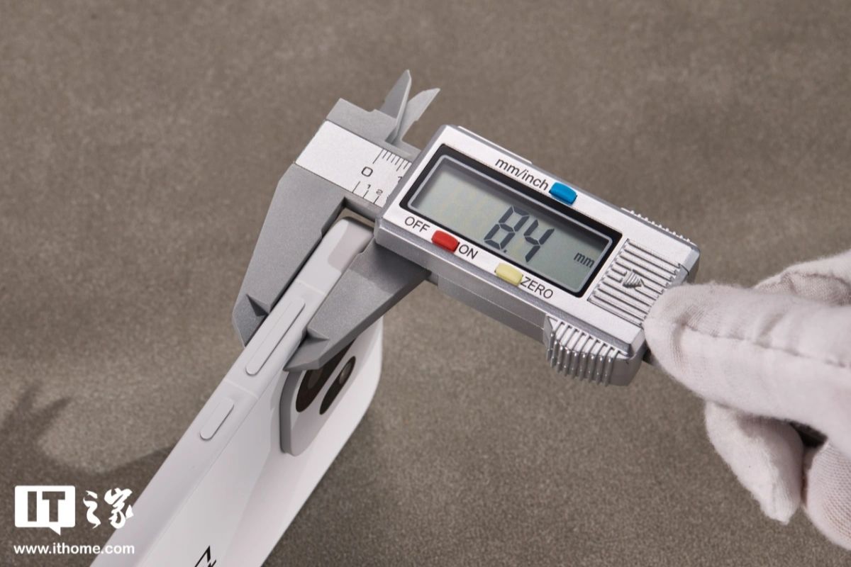 Cận cảnh OnePlus 15T về độ mỏng