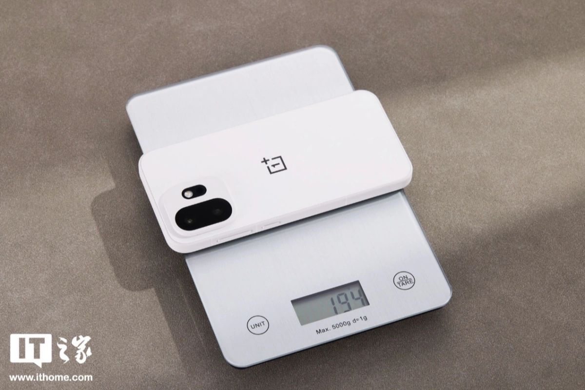 Cận cảnh OnePlus 15T về trọng lượng