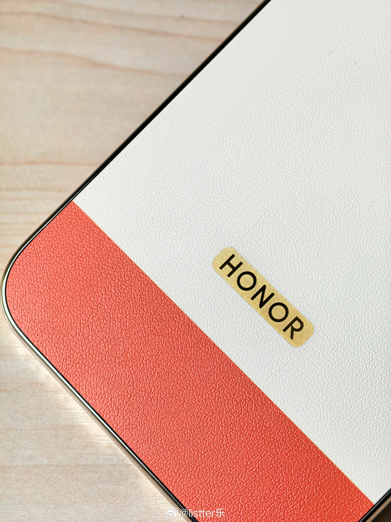 Cận cảnh HONOR X80 Pro Max với mặt lưng giả da