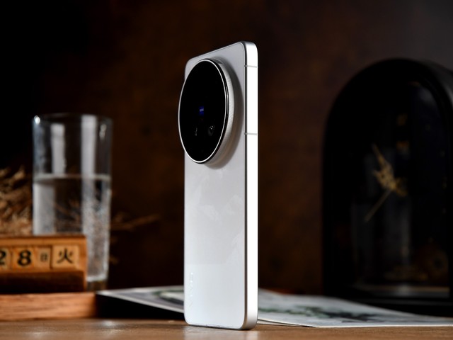 Cận cảnh vivo X300 Ultra về độ mỏng