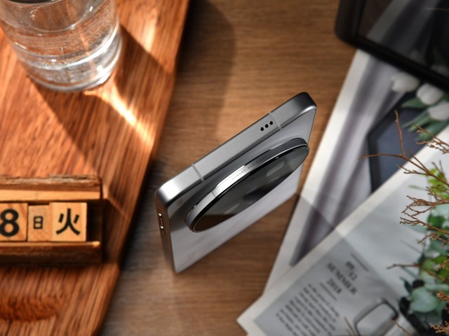 Cận cảnh vivo X300 Ultra khu vực cạnh trên