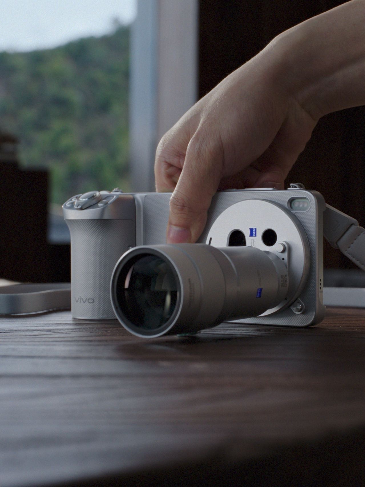 Cận cảnh vivo X300 Ultra với khả năng zoom xa tốt hơn khi kết hợp cùng lens rời