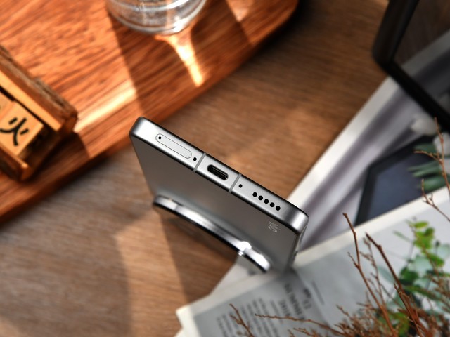 Cận cảnh vivo X300 Ultra khu vực cổng sạc