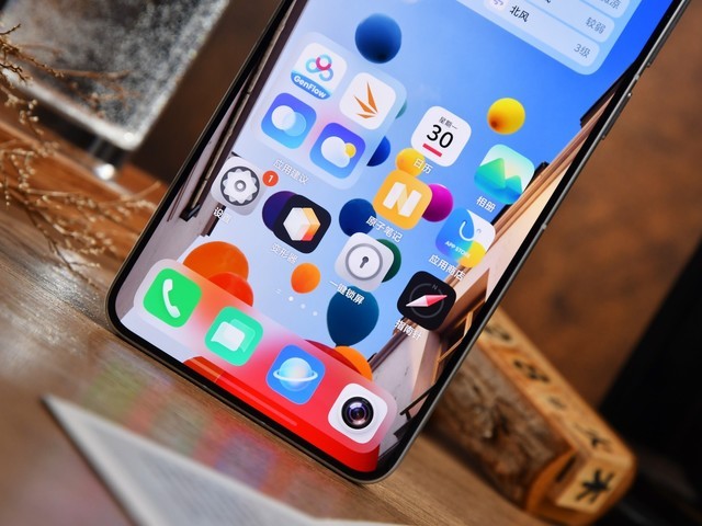 Cận cảnh vivo X300 Ultra màn hình độ phân giải 2K