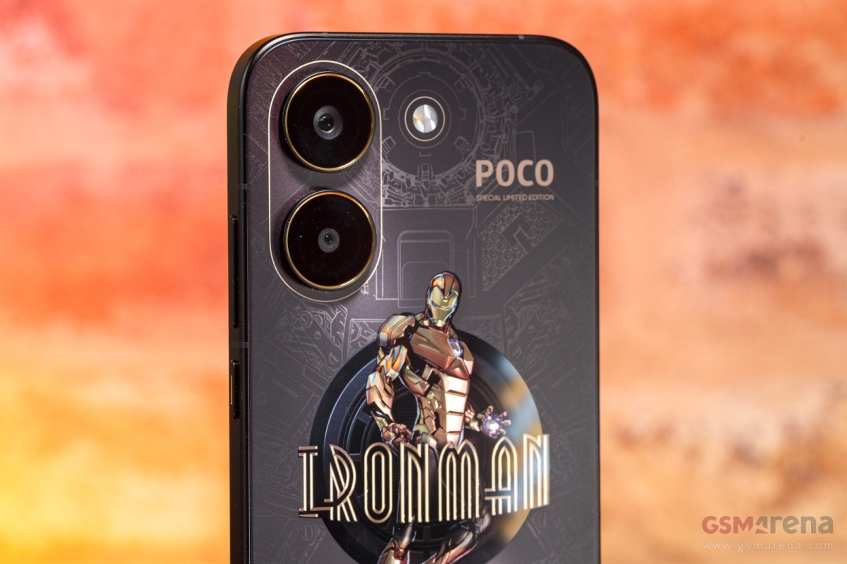 Cận cảnh POCO X8 Pro Iron Man Edition với dải đèn LED RGB xung quanh cụm camera sau 