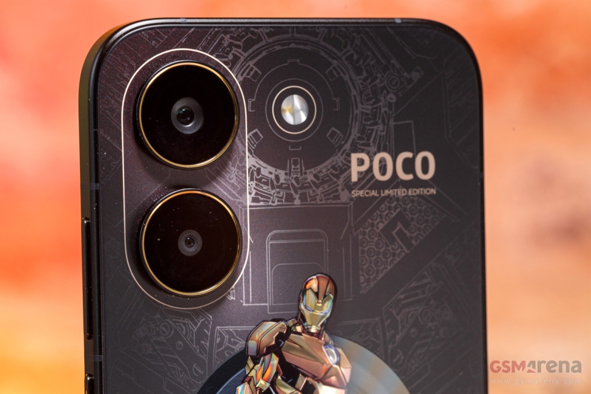 Cận cảnh POCO X8 Pro Iron Man Edition mặt lưng thiết kế độ đáo