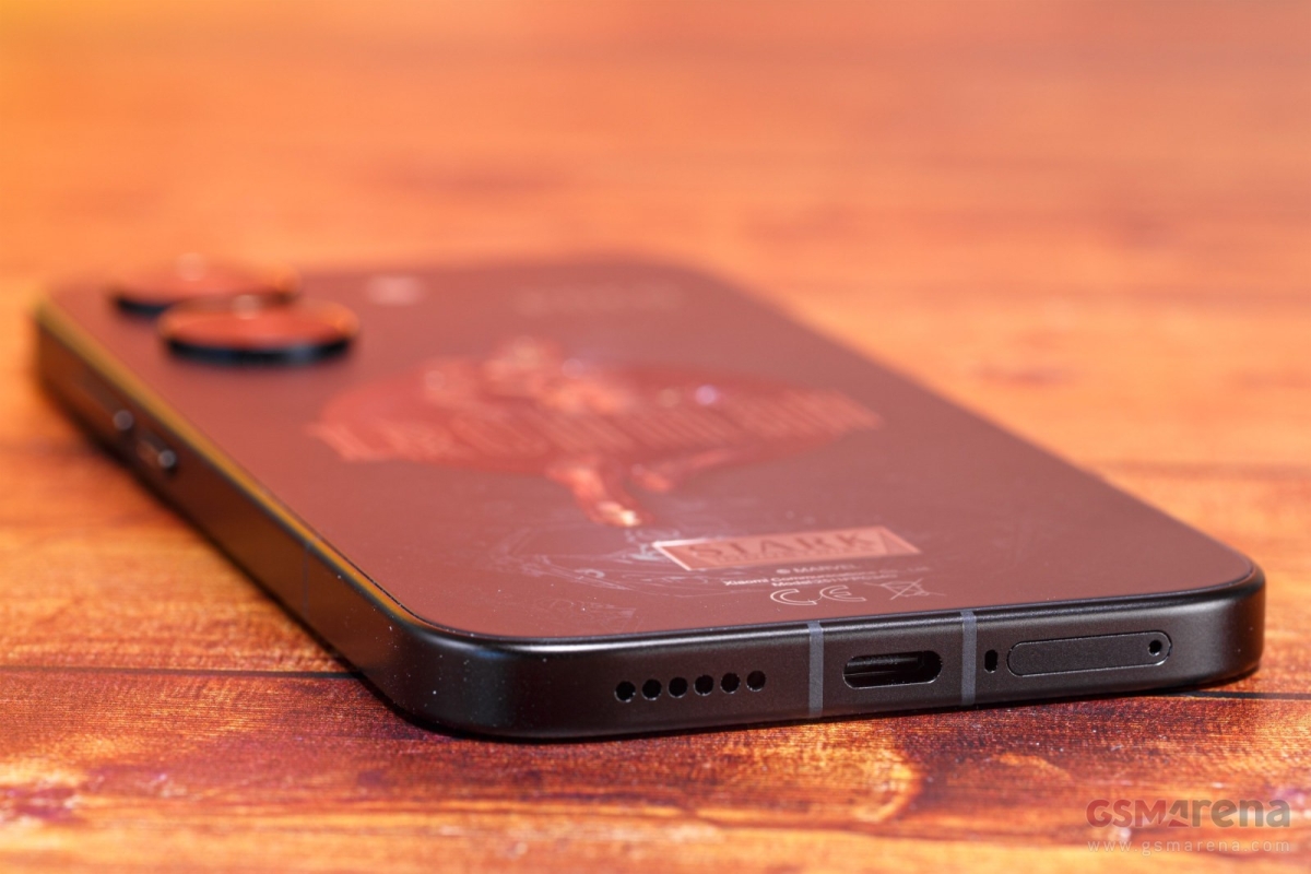 Cận cảnh POCO X8 Pro Iron Man Edition phần cạnh dưới