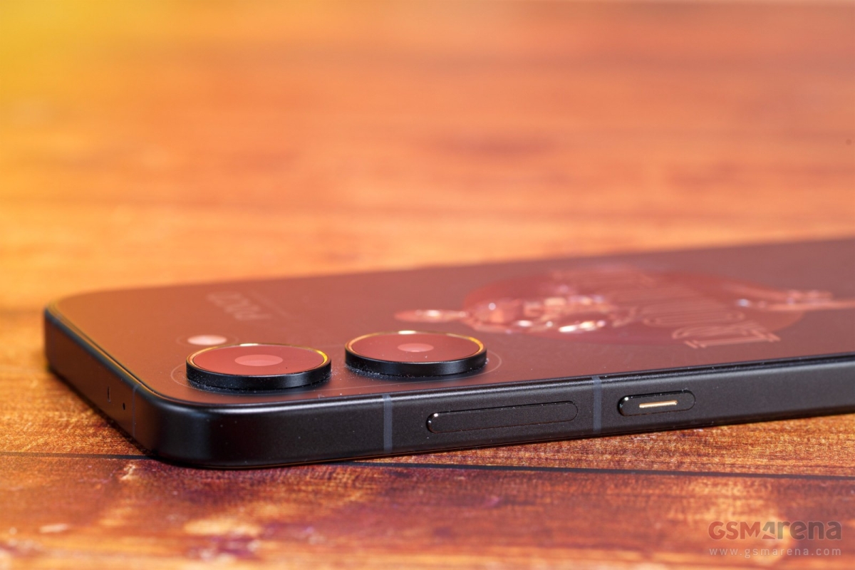 Cận cảnh POCO X8 Pro Iron Man Edition cạnh phải