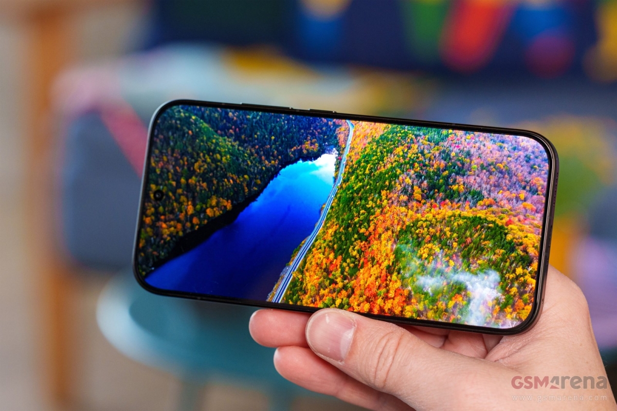 Cận cảnh POCO X8 Pro Iron Man Edition về màn hình