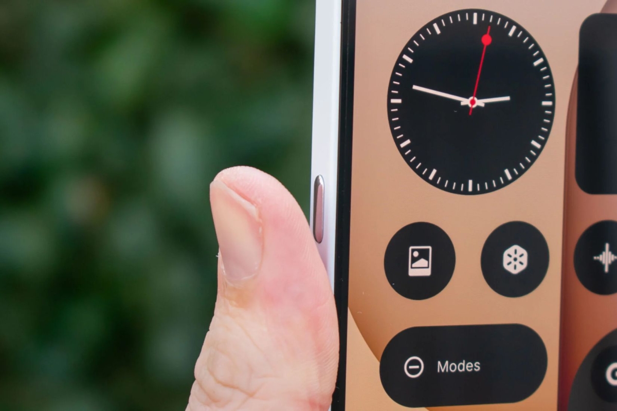 Cận cảnh Nothing Phone 4a với nút chức năng ở cạnh bên