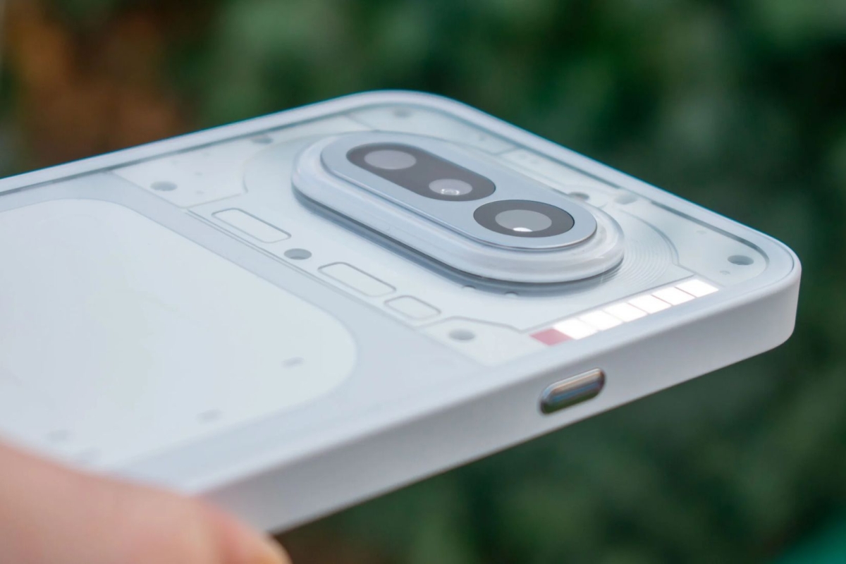 Cận cảnh Nothing Phone 4a với dải đèn LED mặt lưng có 63 LED siêu nhỏ