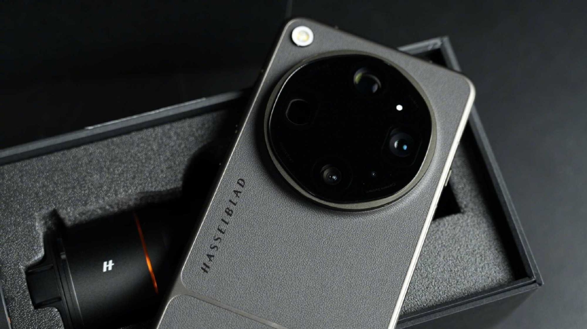 Cận cảnh OPPO Find X9 Ultra phiên bản mặt lưng da