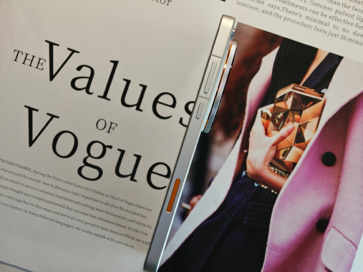 Cận cảnh OPPO Find X9 Ultra với nút chức năng cạnh bên để hỗ trợ chụp ảnh nhanh hơn