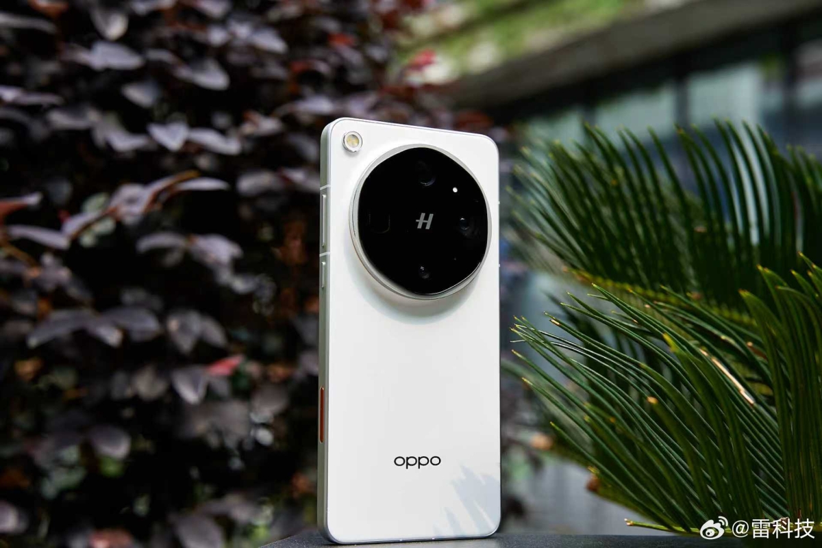 Cận cảnh OPPO Find X9 Ultra với thiết kế mặt lưng quen thuộc