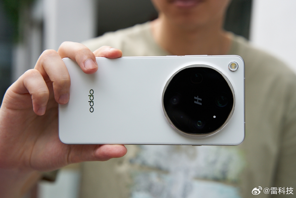 Cận cảnh OPPO Find X9 Ultra với thao tác chụp ảnh nhanh chóng hơn nhờ nút chức năng mới