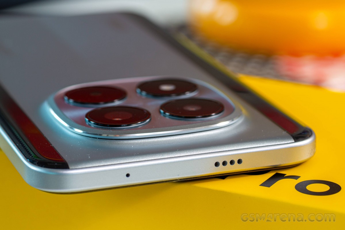 Cận cảnh POCO M8 Pro ở khu vực cạnh trên