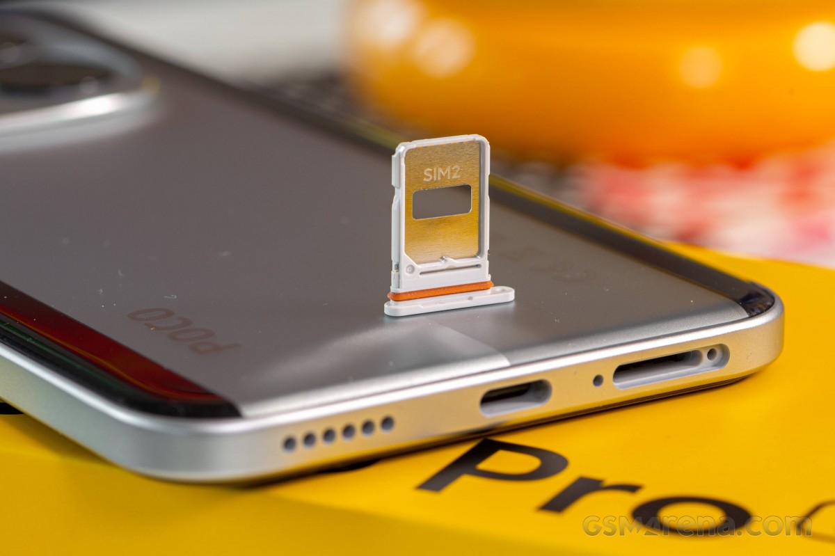 Cận cảnh POCO M8 Pro khu vực cạnh dưới