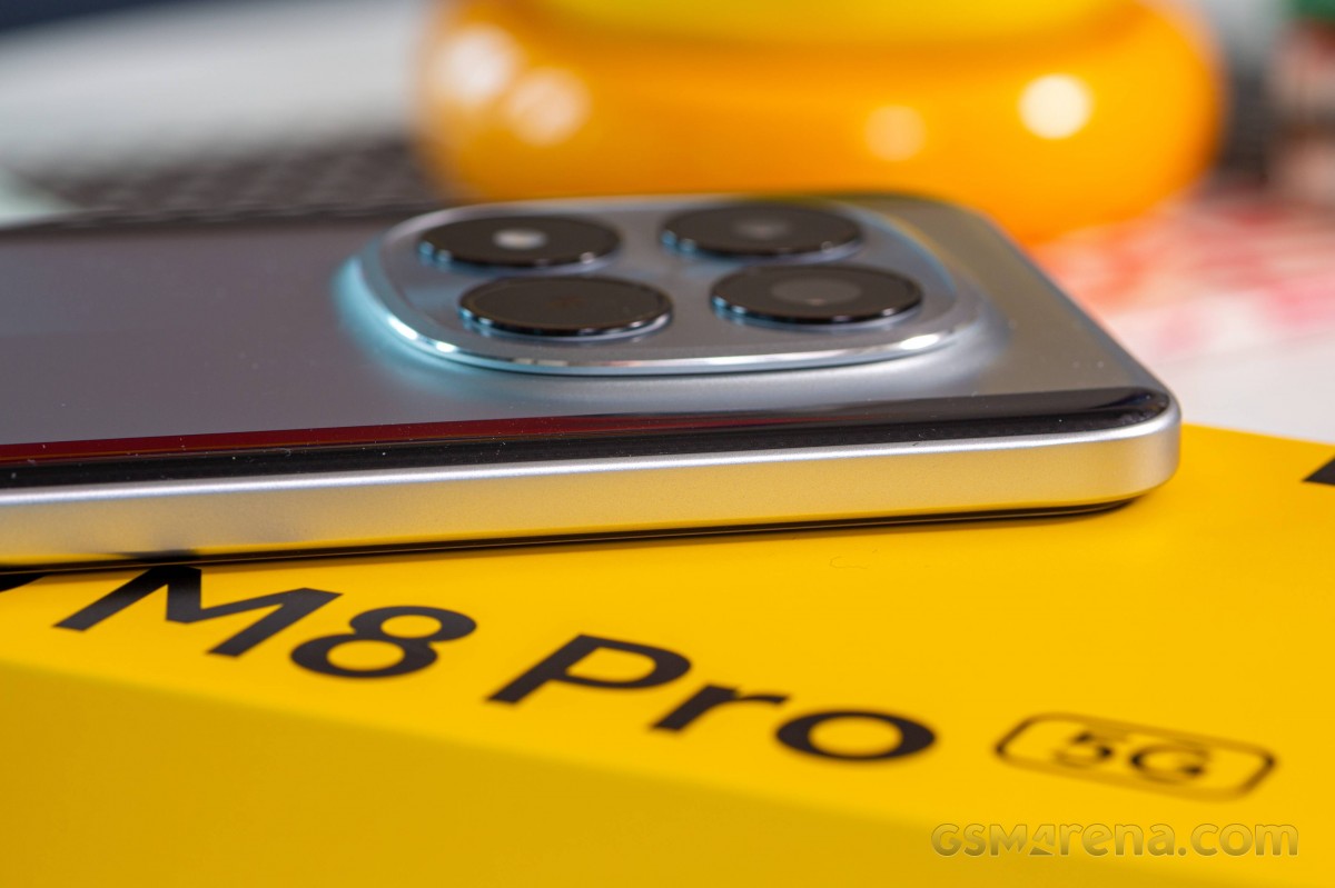 Cận cảnh POCO M8 Pro khu vực cạnh trái