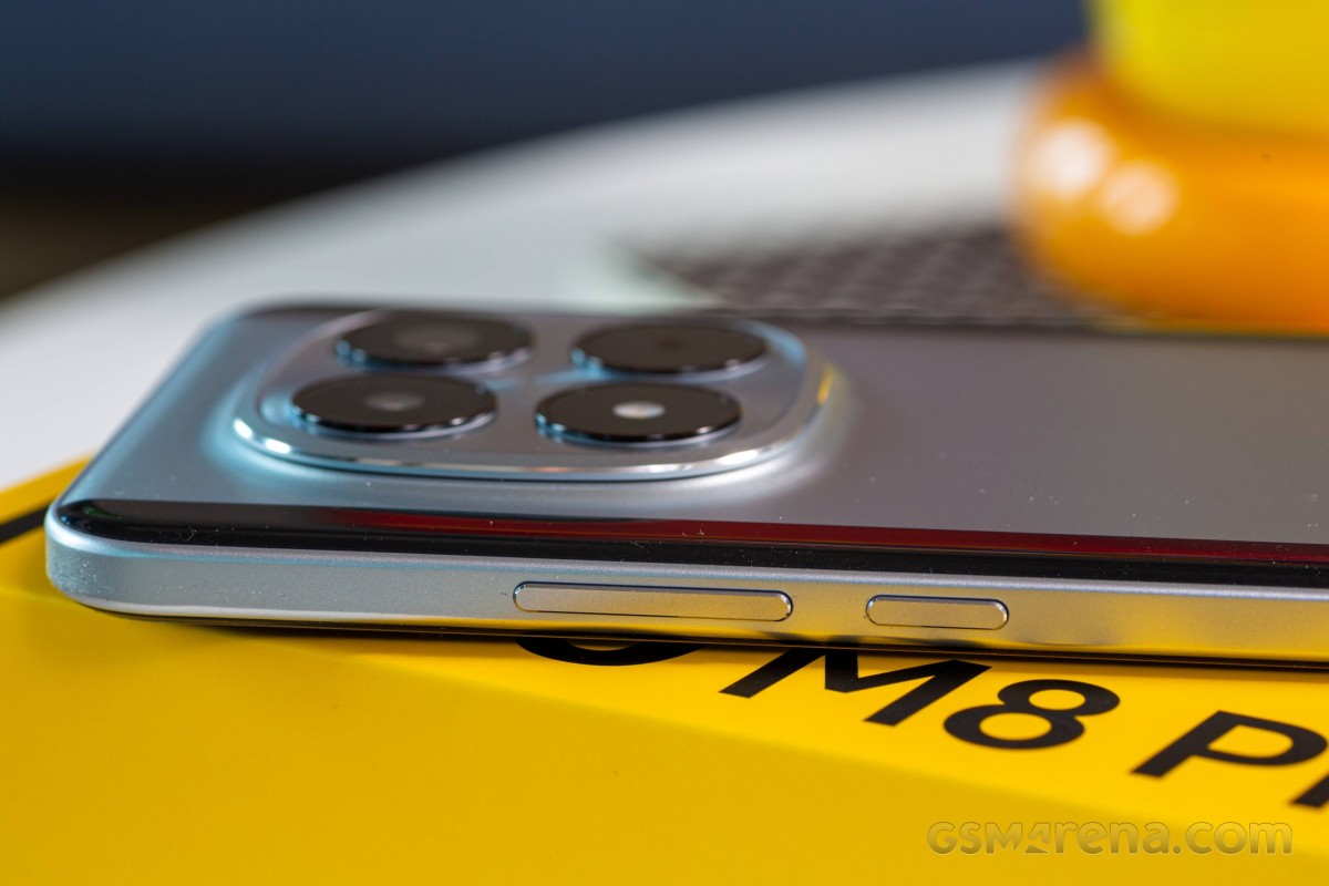 Cận cảnh POCO M8 Pro khu vực cạnh phải
