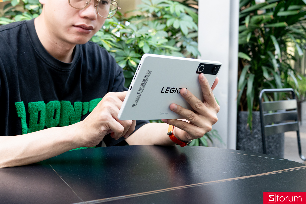 Trên tay Lenovo Legion Tab Gen 5 với hệ thống camera đủ dùng cho việc gọi video call