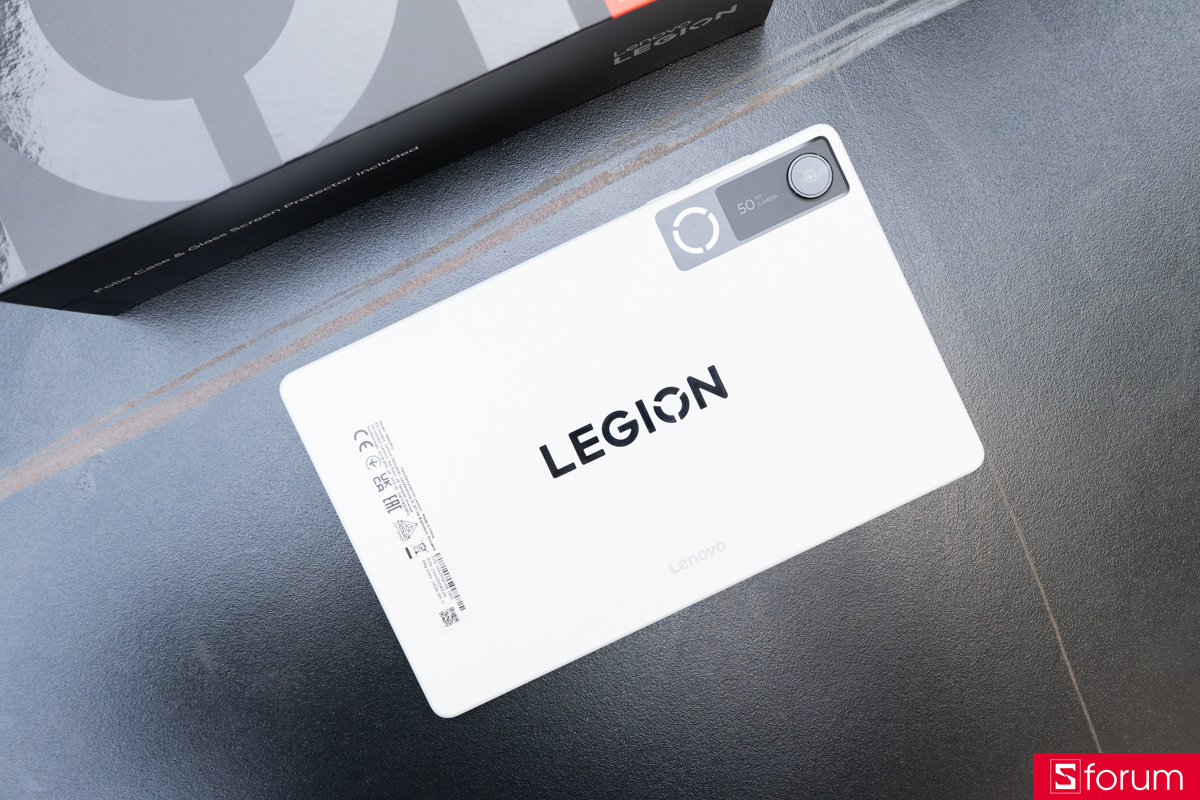 Trên tay Lenovo Legion Tab Gen 5 với logo to ở giữa mặt lưng