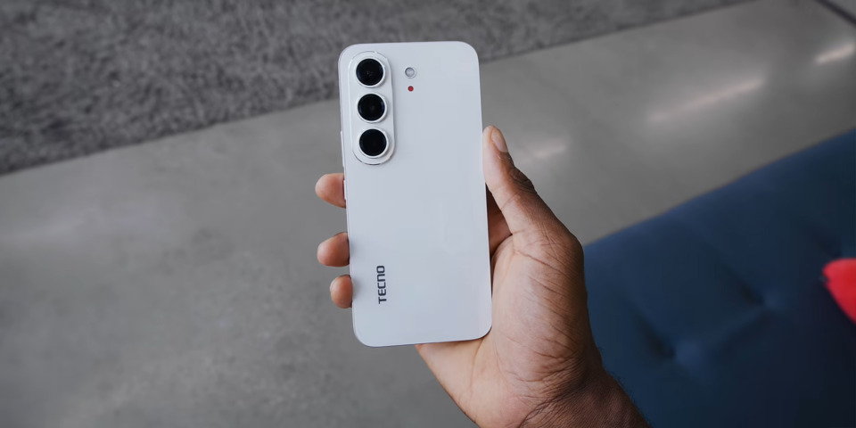 Cận cảnh điện thoại không viền màn hình có cụm 3 camera sau