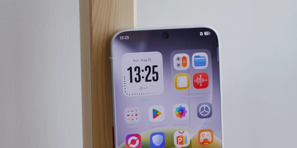 Cận cảnh điện thoại không viền màn hình đầu tiên của Tecno