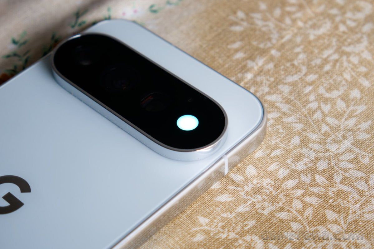 Cận cảnh Google Pixel 11 Pro và điểm nhấn HiLight ở mặt lưng