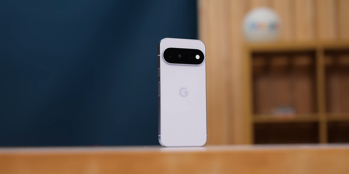Cận cảnh Google Pixel 11 màu trắng