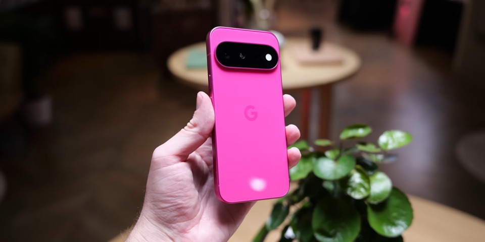 Cận cảnh Google Pixel 11 màu hồng