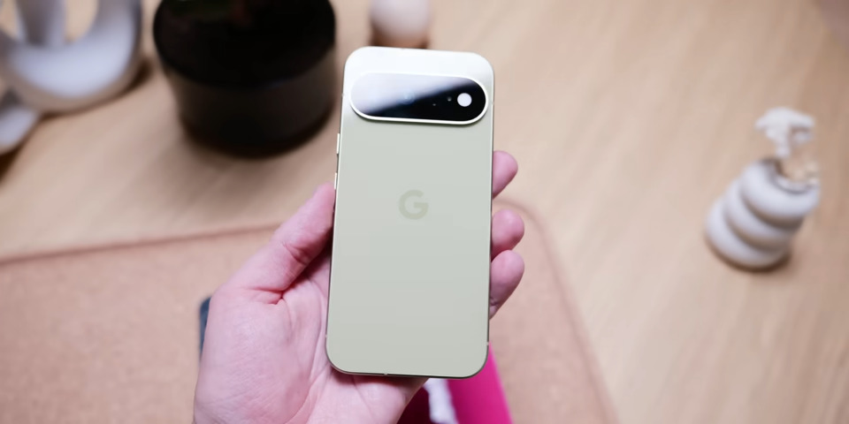 Cận cảnh Google Pixel 11 bản màu xanh