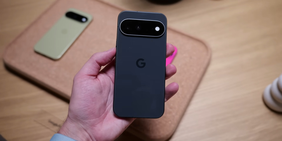 Cận cảnh Google Pixel 11 màu đen