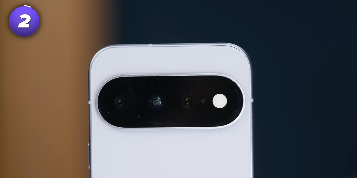 Cận cảnh Google Pixel 11 với 3 camera sau