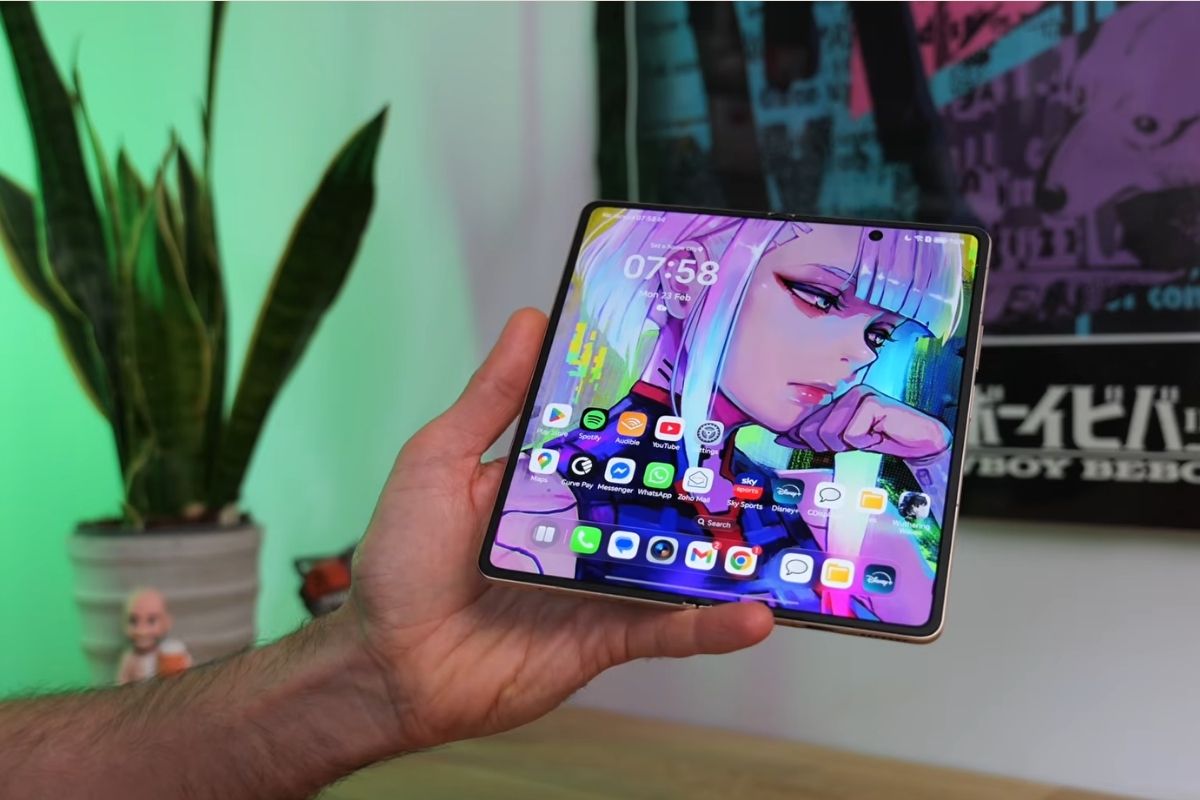 Cận cảnh HONOR Magic V6 với màn hình trong khi mở ra có kích thước 7.59 inch