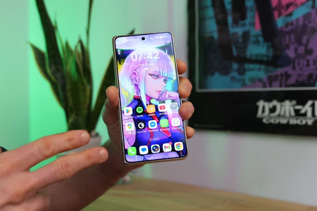 Cận cảnh HONOR Magic V6 với màn hình phụ 6.52 inch