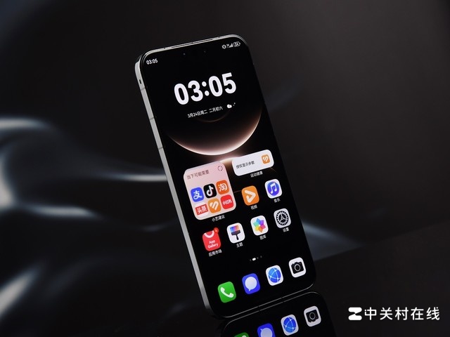 Cận cảnh Huawei Mate 80 Pro Max Wind Edition màn hình hiển thị