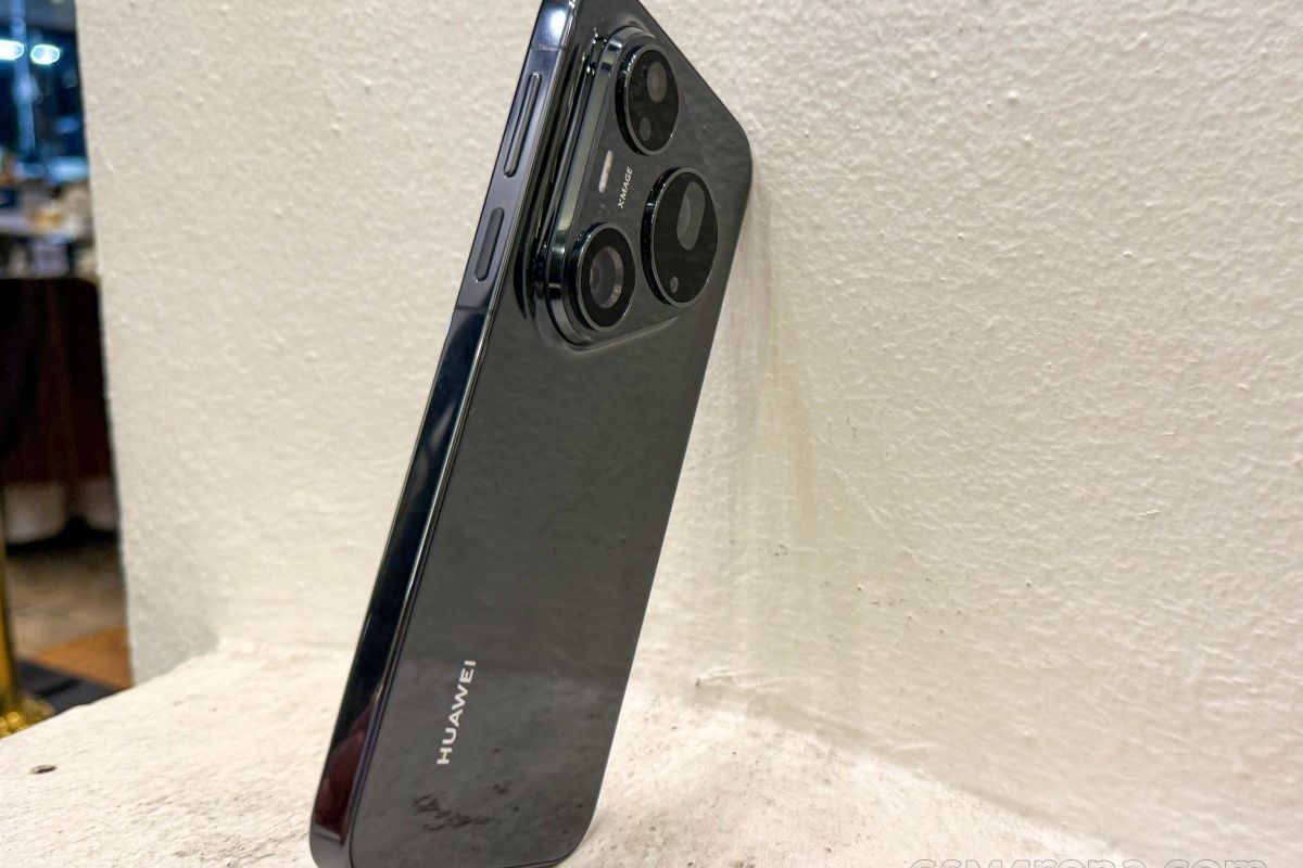 Cận cảnh Huawei Pura 90s Pro Max với các nút chức năng nằm ở cạnh phải