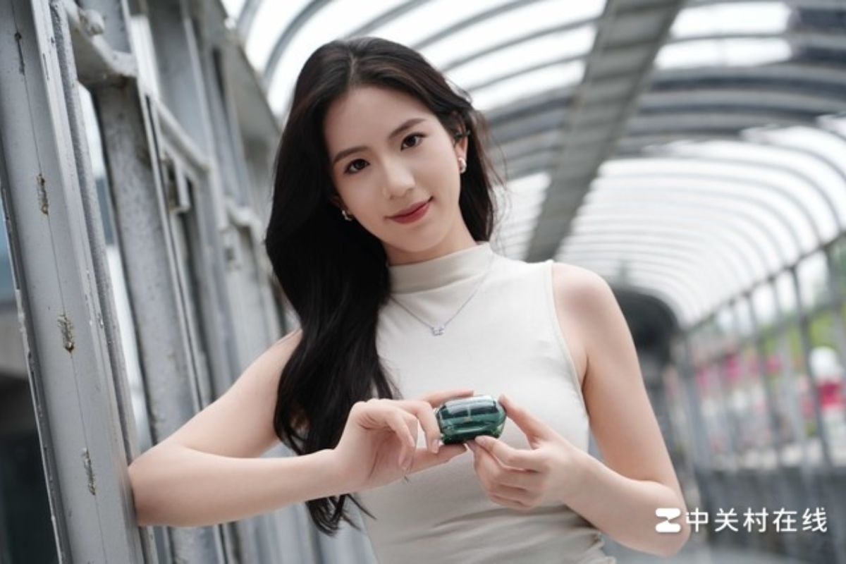 Cận cảnh JBL Clips màu Xanh Ngọc Lục Bảo hỗ trợ kết nối Bluetooth 5.4
