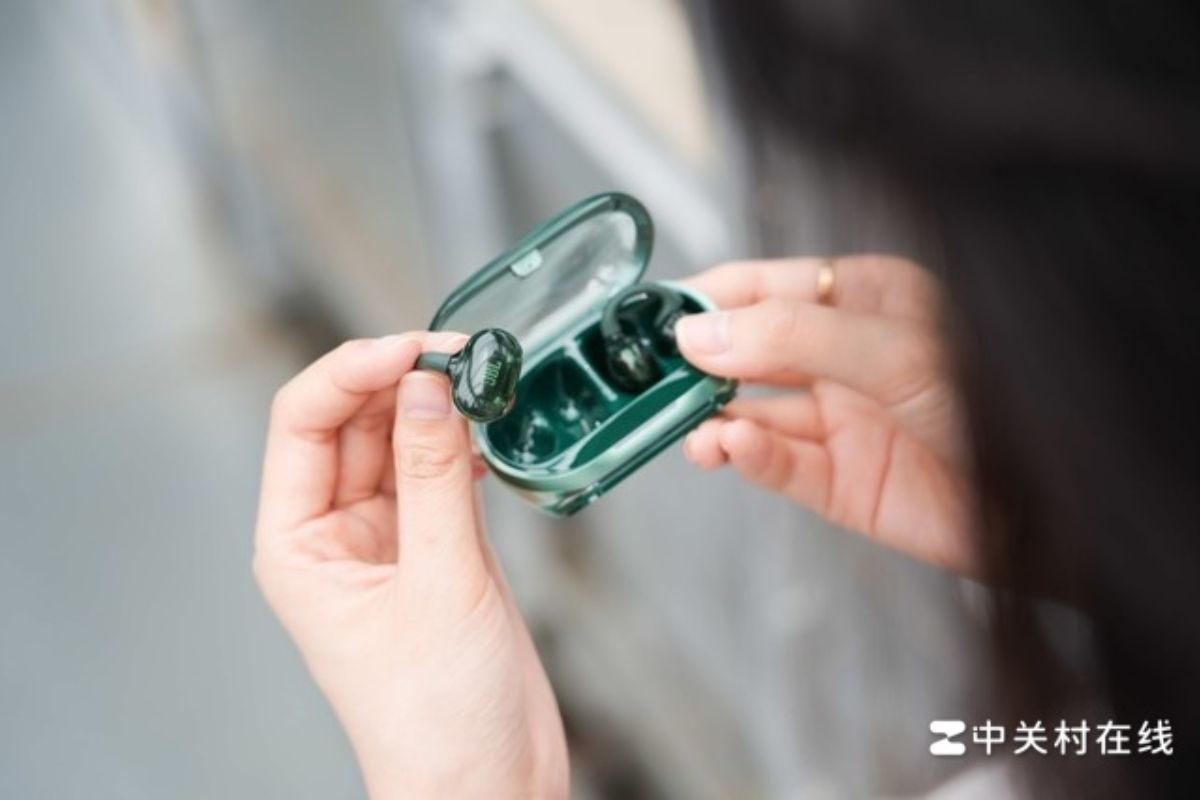 Cận cảnh JBL Clips màu Xanh Ngọc Lục Bảo với dạng kẹp tai Open-ear