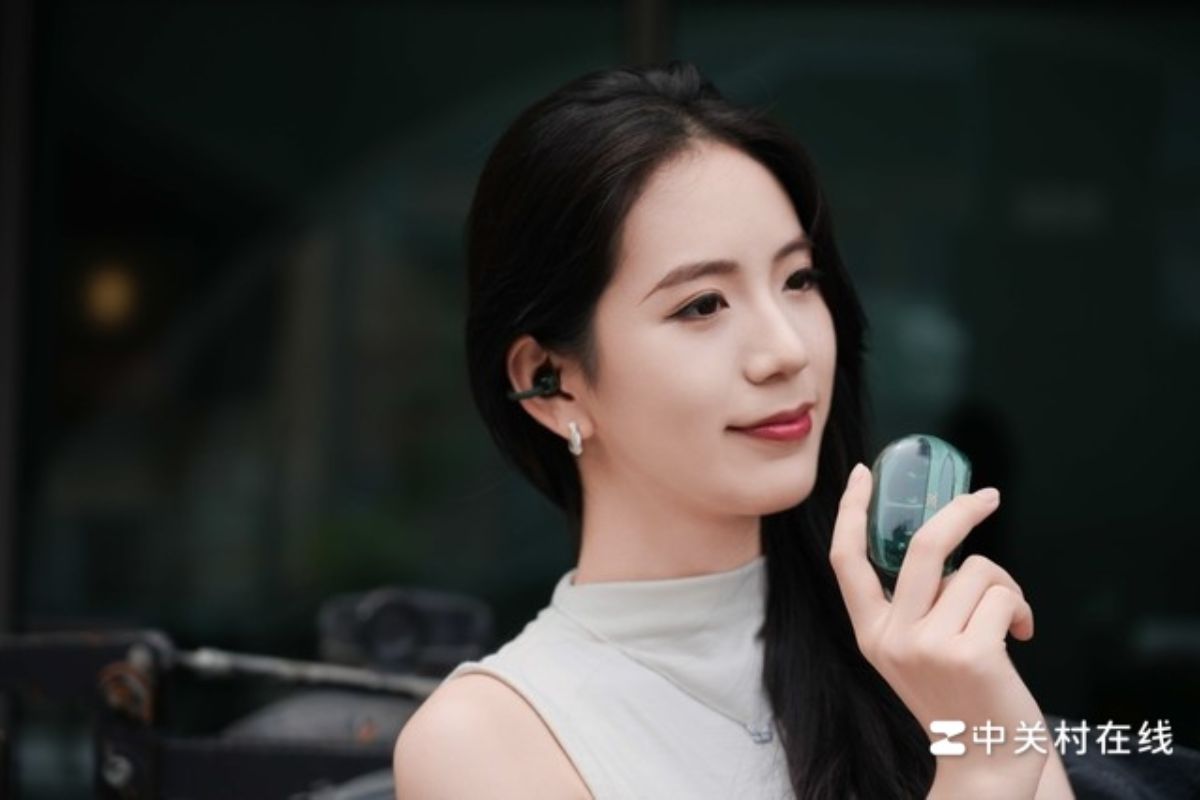 Cận cảnh JBL Clips màu Xanh Ngọc Lục Bảo với hệ thống âm thanh mở dẫn truyền qua không khí