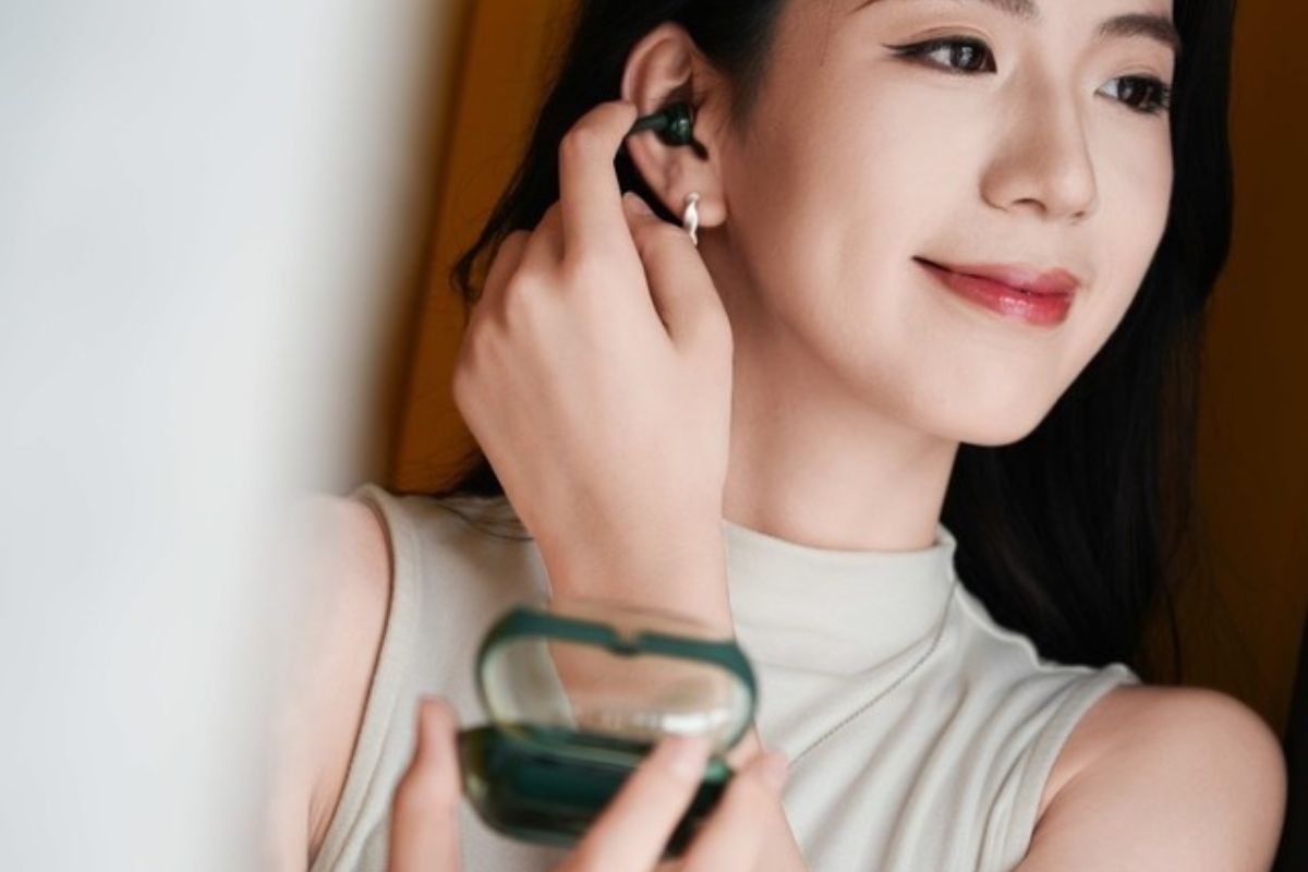 Cận cảnh JBL Clips màu Xanh Ngọc Lục Bảo với trải nghiệm đeo thoải mái trên tai như một món phụ kiện