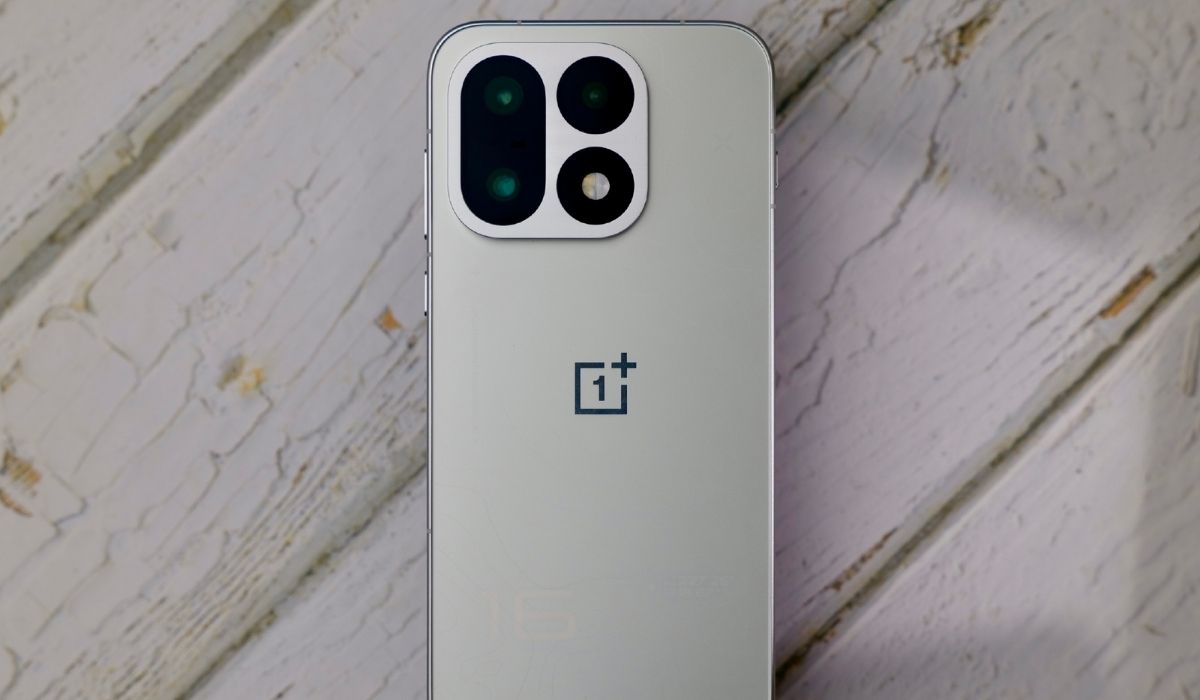 Cận cảnh OnePlus 16 về thiết kế mặt lưng và cụm camera