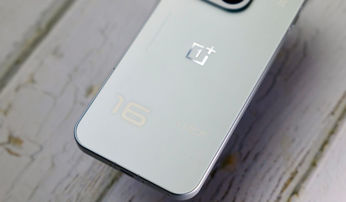 Cận cảnh OnePlus 16 với số 16 có thể phát sáng ở mặt lưng