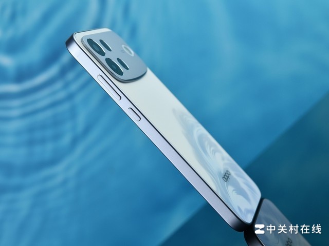 Cận cảnh OPPO A7 Pro Max cạnh phải