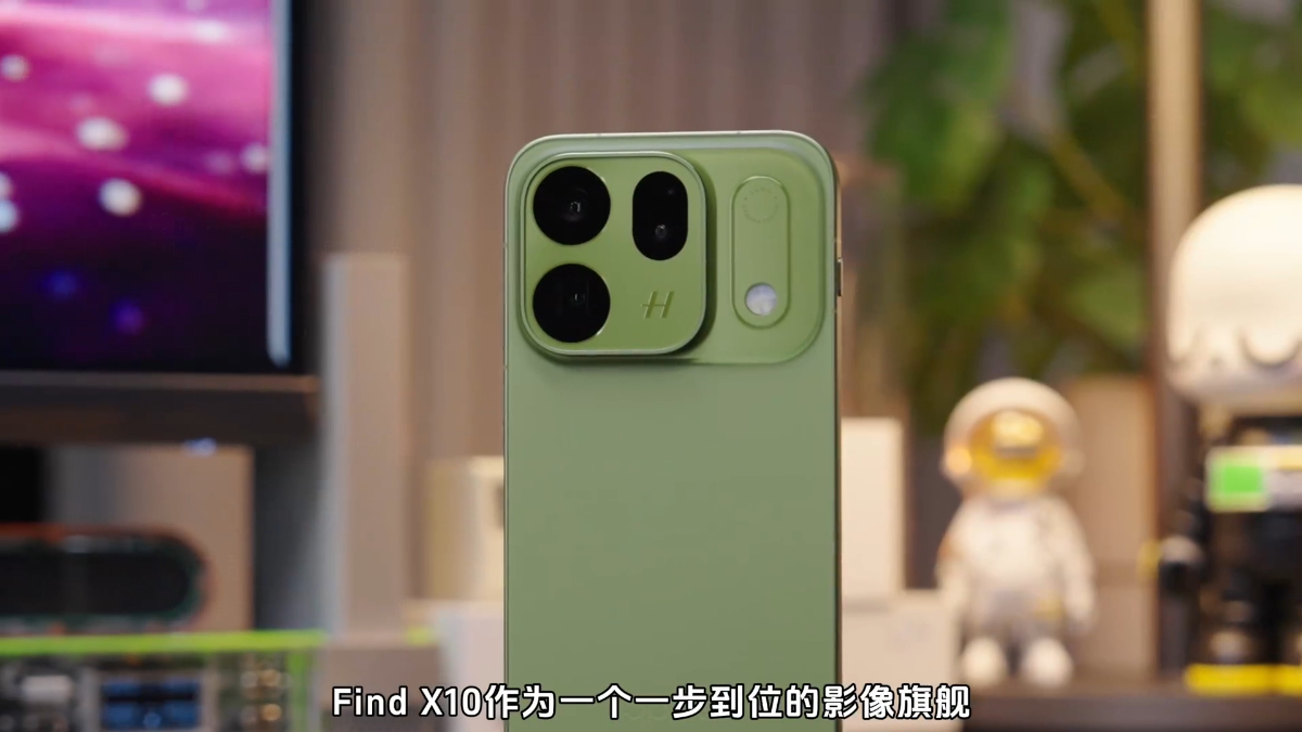Cận cảnh OPPO Find X10 Pro Max xanh rừng về mặt lưng xanh lá nhạt liền một màu